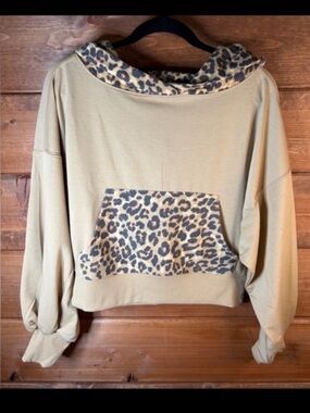 Zenana Outfitters NWOT Beige Leopard Print Cropped Hoodie Size Small 🖤